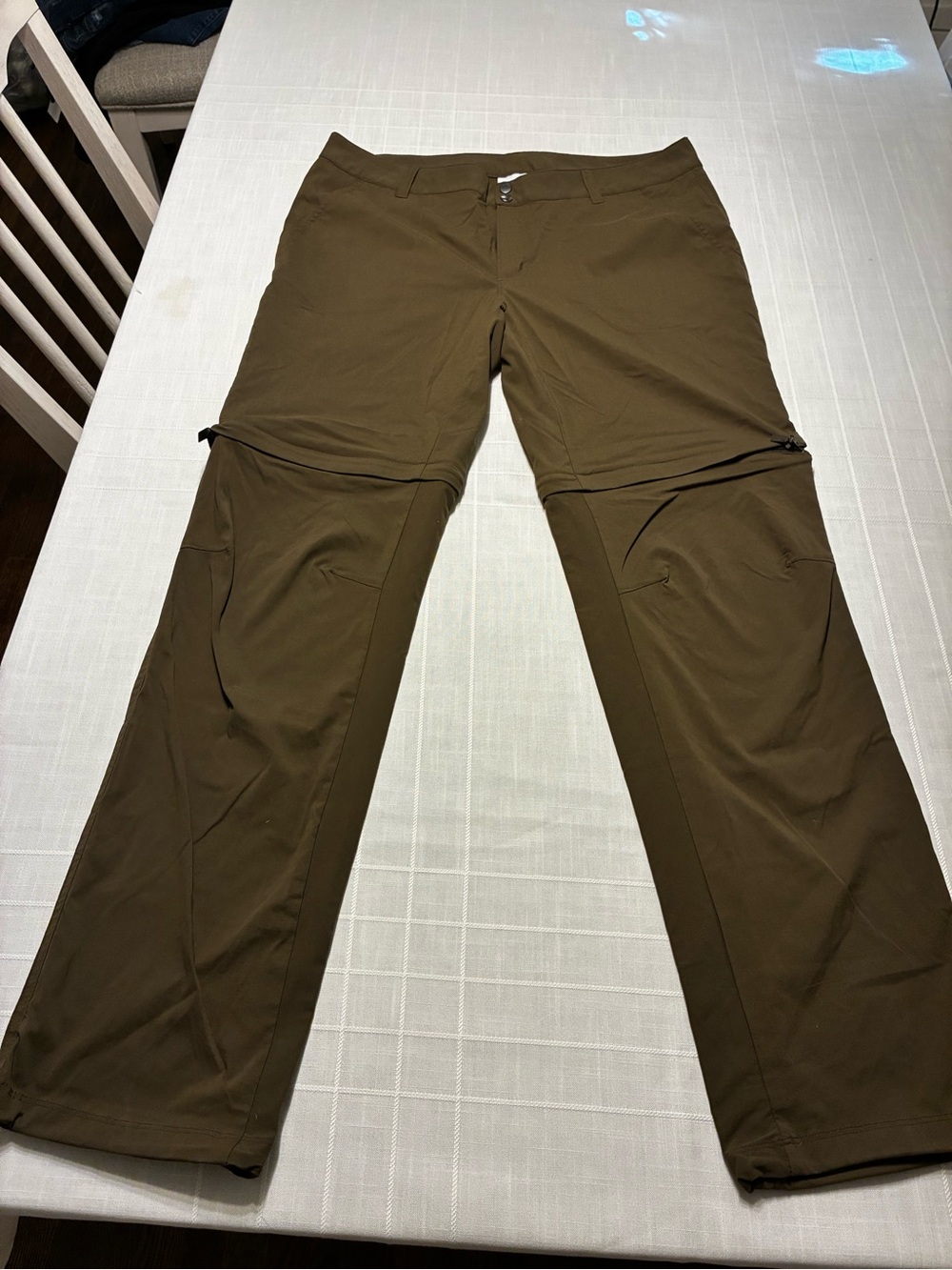 Women’s Columbia Convertible Hiking Pants With Zip Off Pant legs In Olive Green